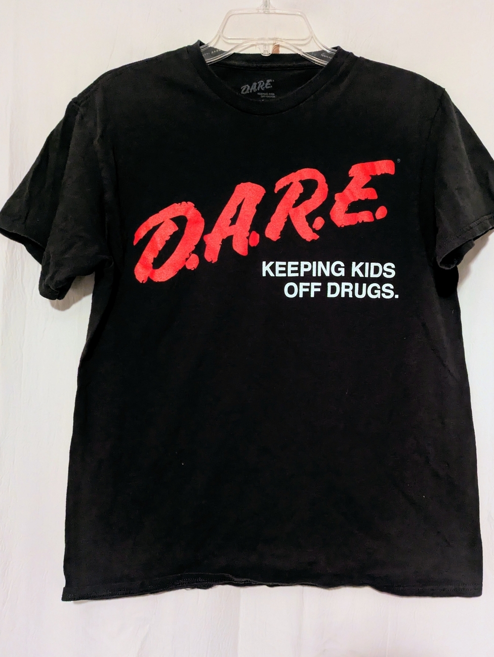 DARE Keeping Kids Off Drugs Mens Medium Black Tee with Red Logo